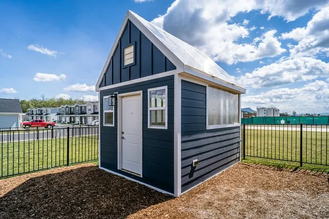 a view of a chair in the back yard of a house