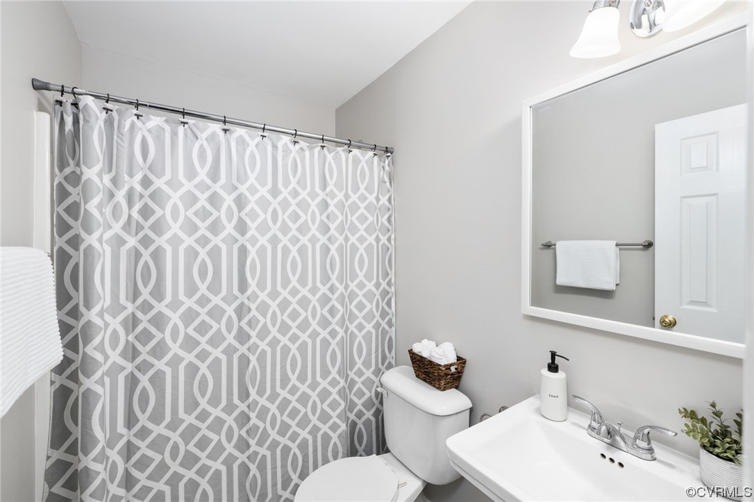 6425 Poplar Road Quinton, VA 23141 - Photo 26 of 43 Full Bath between Bedrooms 2&3. Completely updated