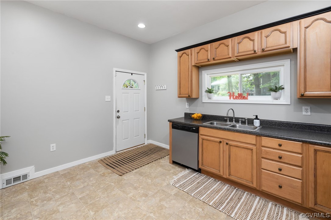 6425 Poplar Road Quinton, VA 23141 - Photo 7 of 43 Kitchen with eat-in area