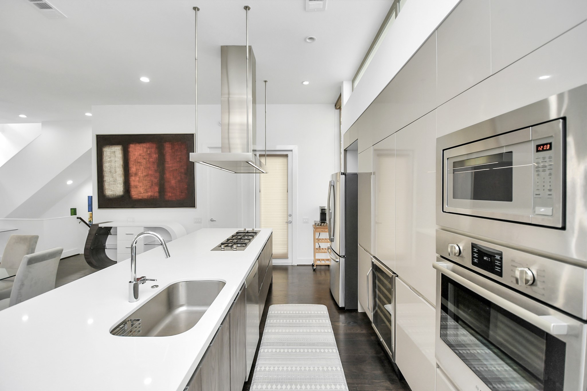 4722 Austin Street Houston, TX 77004 - Photo 20 of 48 Convection oven, microwave, beverage
refrigerator and more!