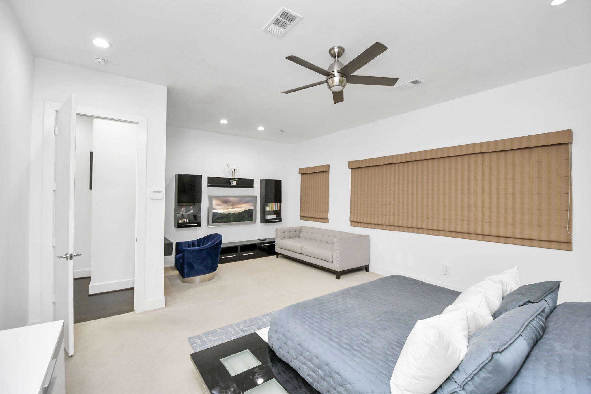 4722 Austin Street Houston, TX 77004 - Photo 27 of 48 Sprawling primary bedroom features a large sitting area with wall
shelves and custom window coverings.