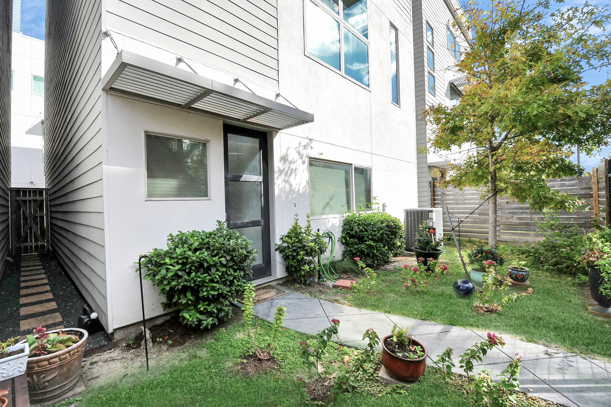 4722 Austin Street Houston, TX 77004 - Photo 4 of 48 Fully-fenced and gated front yard to welcome friends and family!