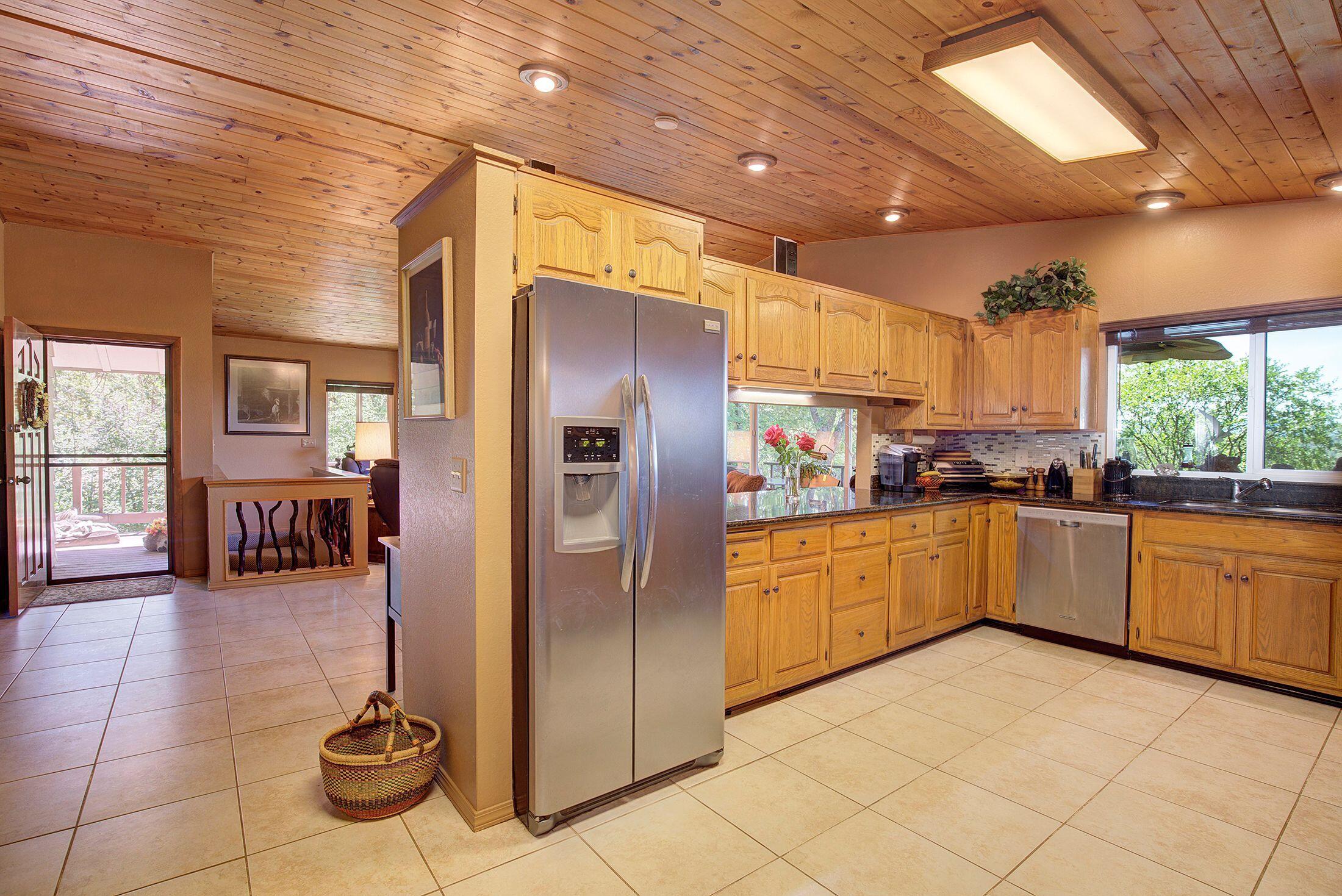 700 Trollview Road Grants Pass, OR 97527 - Photo 9 of 30 Large Kitchen, all appliance's stay.
