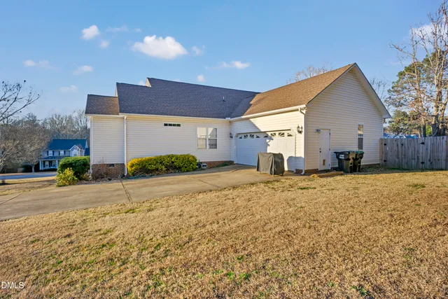 a view of a house with a yard and garage