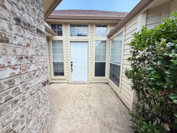 $2,200 | 5305 Manhassett Drive, Arlington, TX 76018