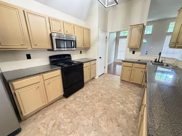 $2,200 | 5305 Manhassett Drive, Arlington, TX 76018