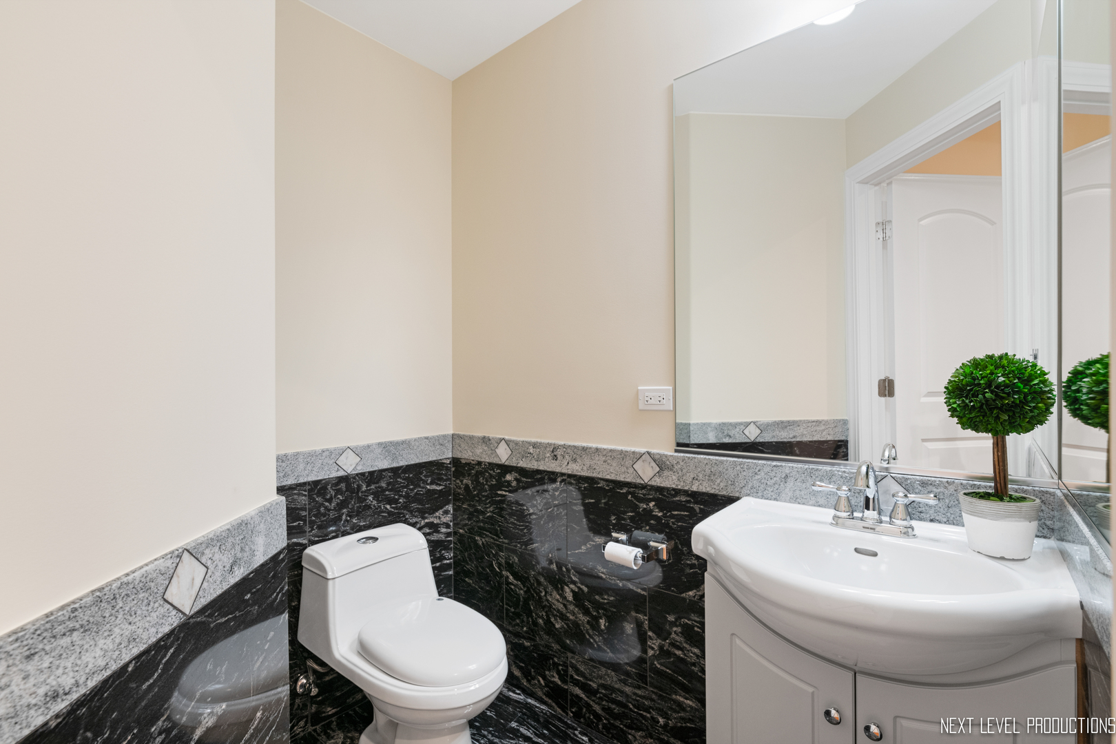 115 Birch Avenue Lake Bluff, IL 60044 - Photo 14 of 39 a bathroom with a sink and a toilet