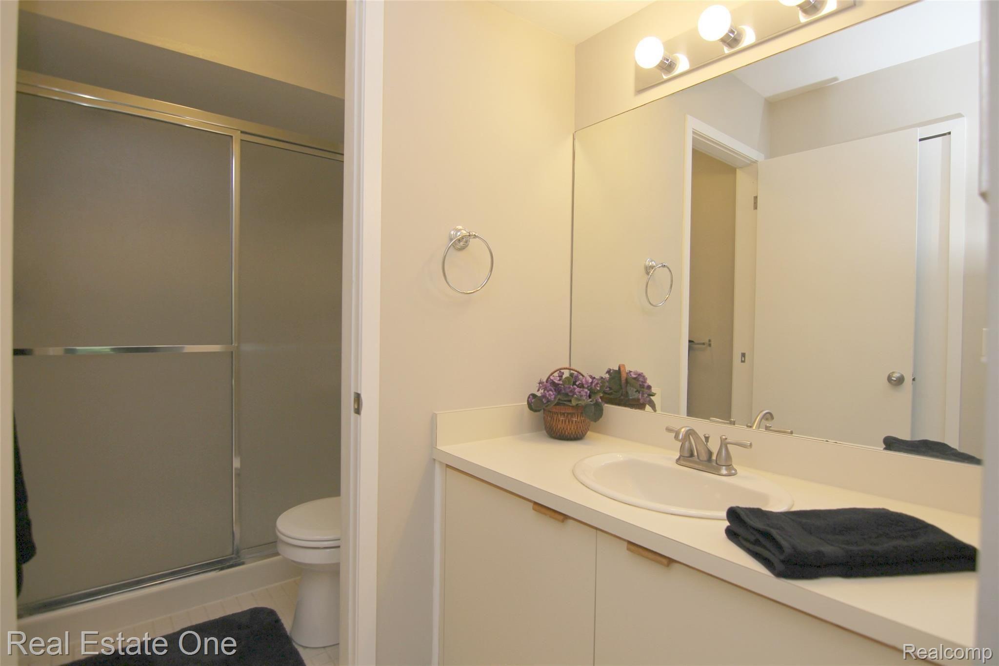 559 Harrow Court, Unit 39 Rochester, MI 48307 - Photo 14 of 19 jHarrow Ct Master Bath.jpg
