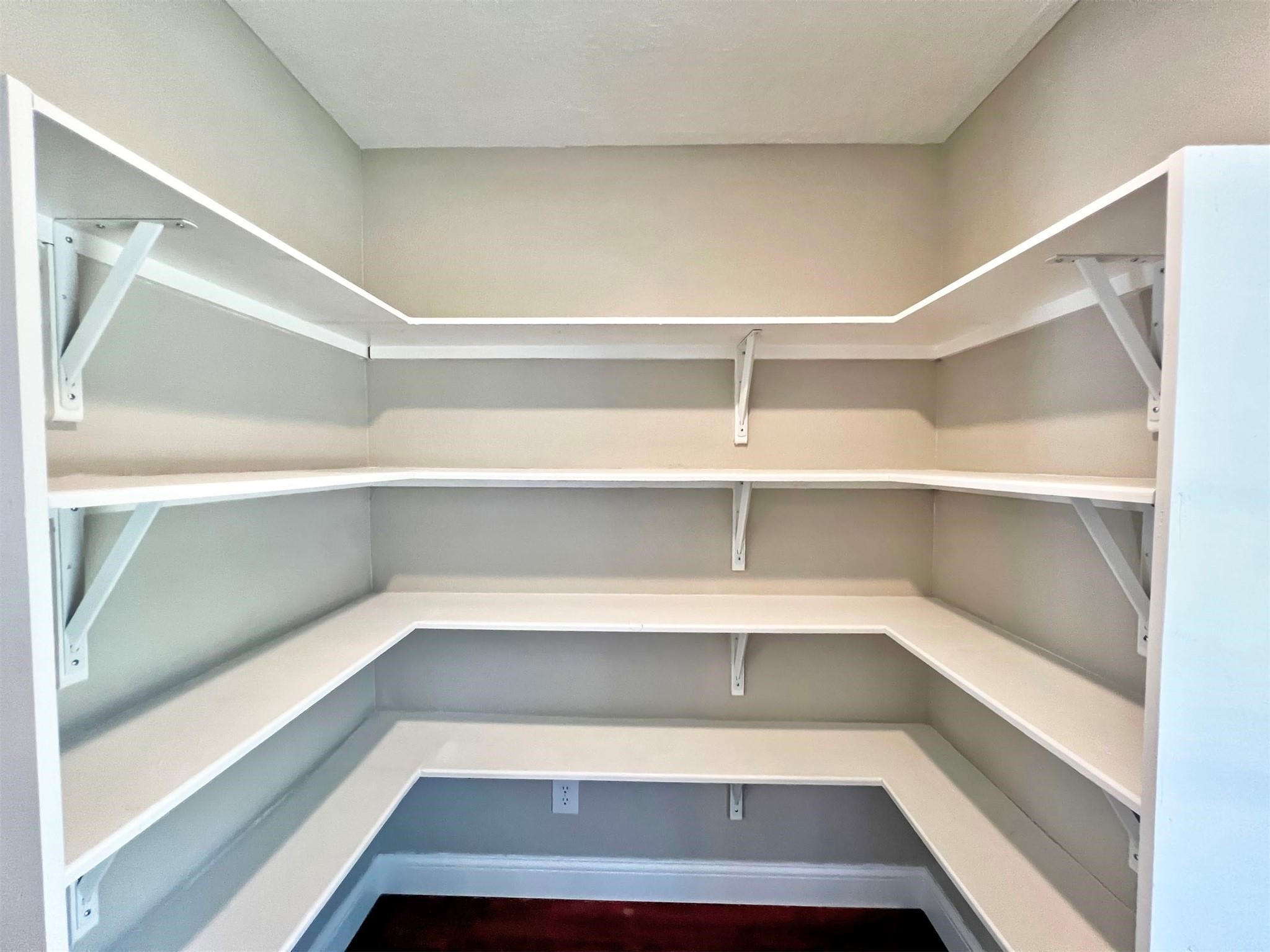 415 Sevenhampton Lane Houston, TX 77015 - Photo 11 of 28 Custom walk in pantry