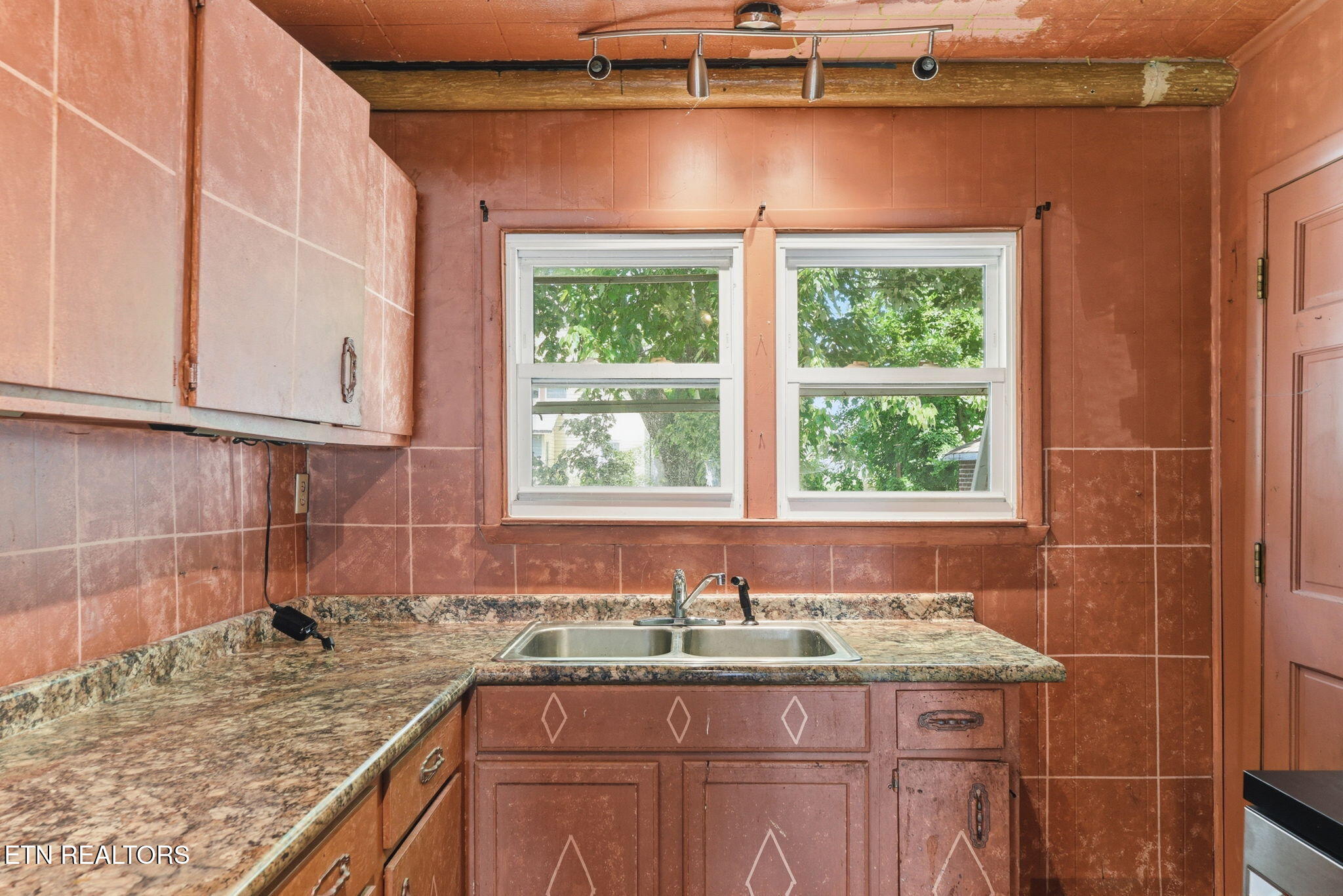 1426 Remsen Street Alcoa, TN 37701 - Photo 11 of 18 9-web-or-mls-DSC_4255