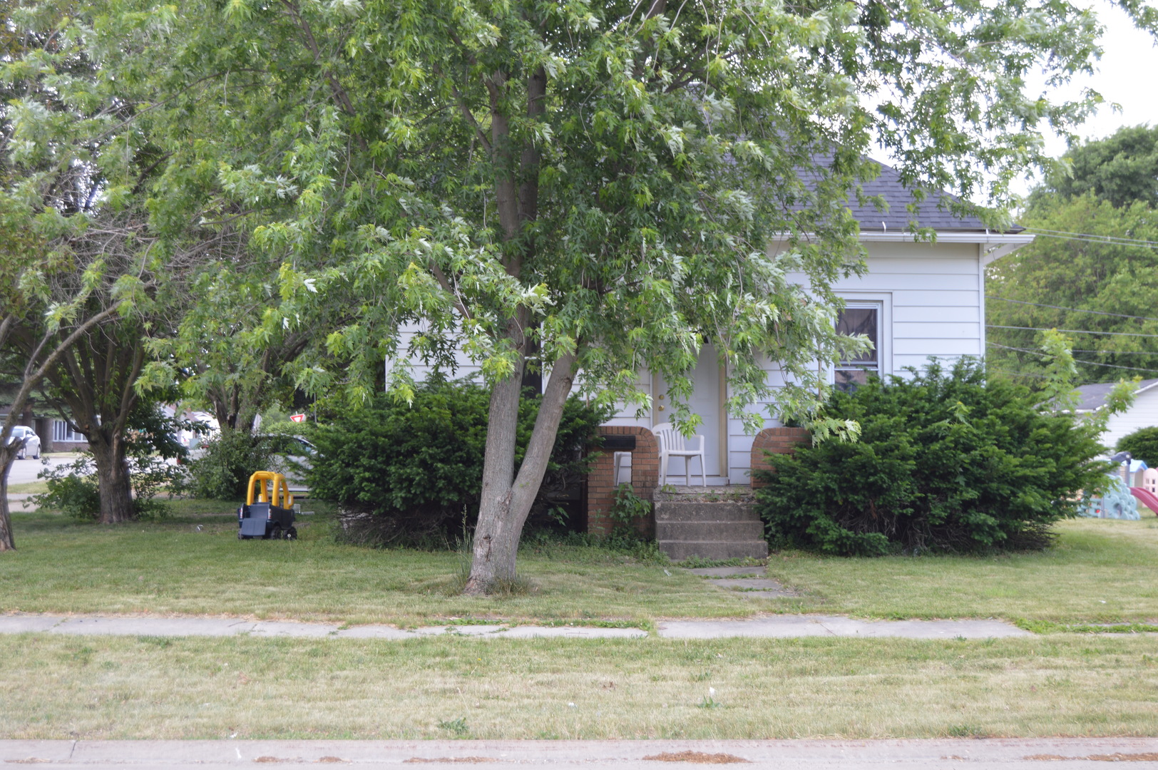 a view of a house with a yard