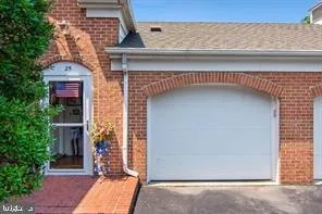 a view of entryway with yard