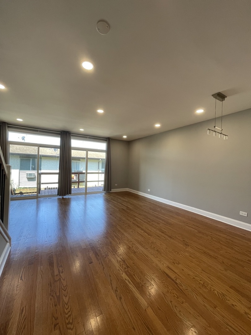 9255 Ballard Road Des Plaines, IL 60016 - Photo 9 of 35 Gallery Image 9