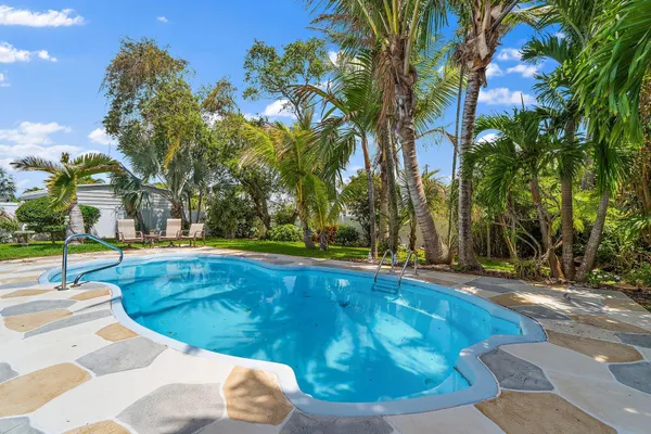 $775,000 | 106 Chapel Lane, Tequesta, FL 33469