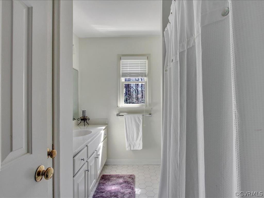 5603 Sandstone Ridge Road Midlothian, VA 23112 - Photo 21 of 39 a bathroom with a bathtub sink vanity and mirror