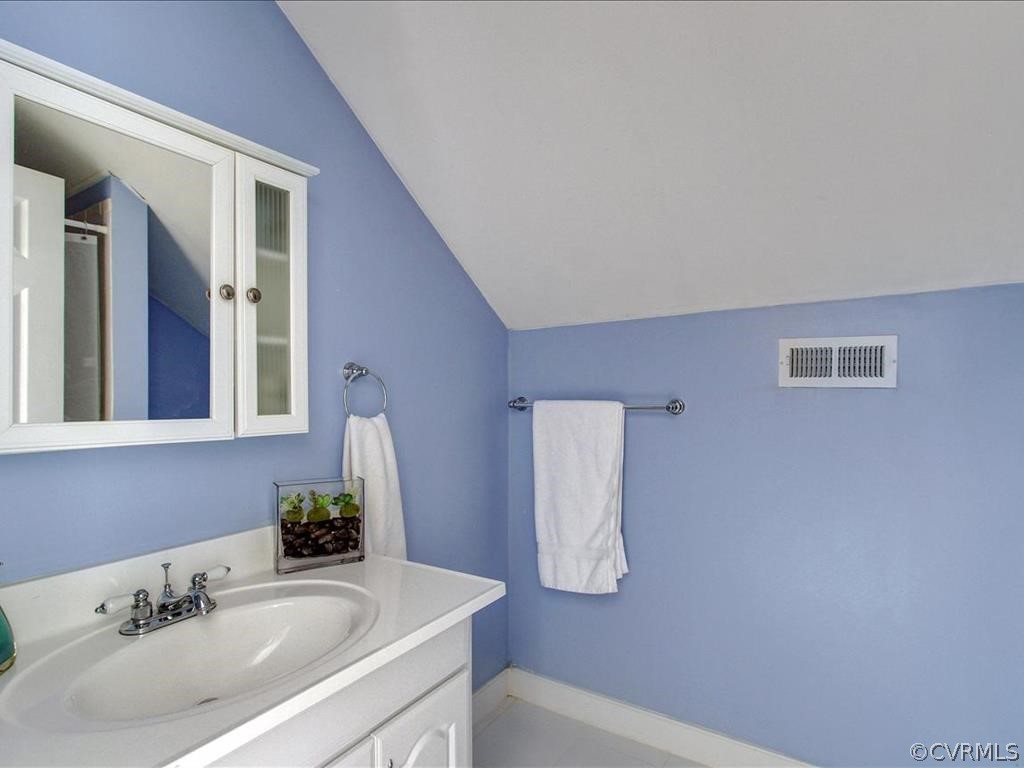 5603 Sandstone Ridge Road Midlothian, VA 23112 - Photo 30 of 39 a bathroom with a sink and a mirror