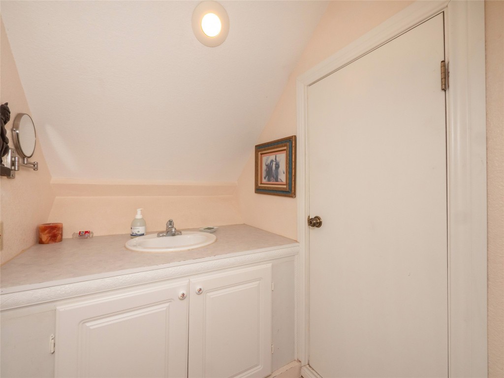 13503-13511 Carpenter Lane Manchaca, TX 78652 - Photo 32 of 40 a bathroom with a sink and a mirror