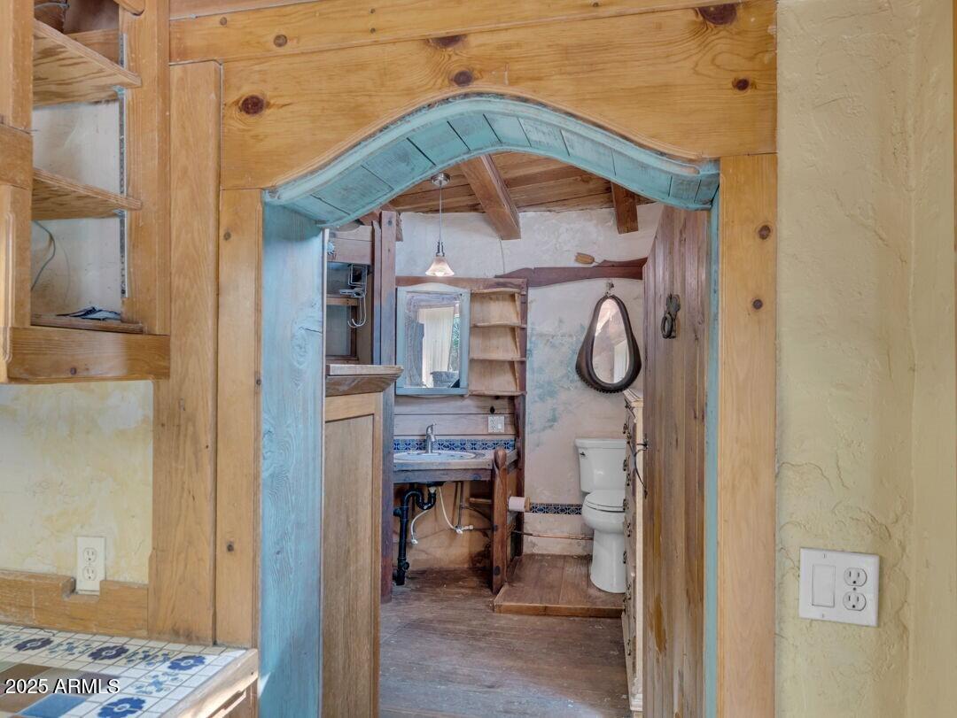 14050 East Ridge Way Dewey, AZ 86327 - Photo 10 of 42 010_archway to bathroom