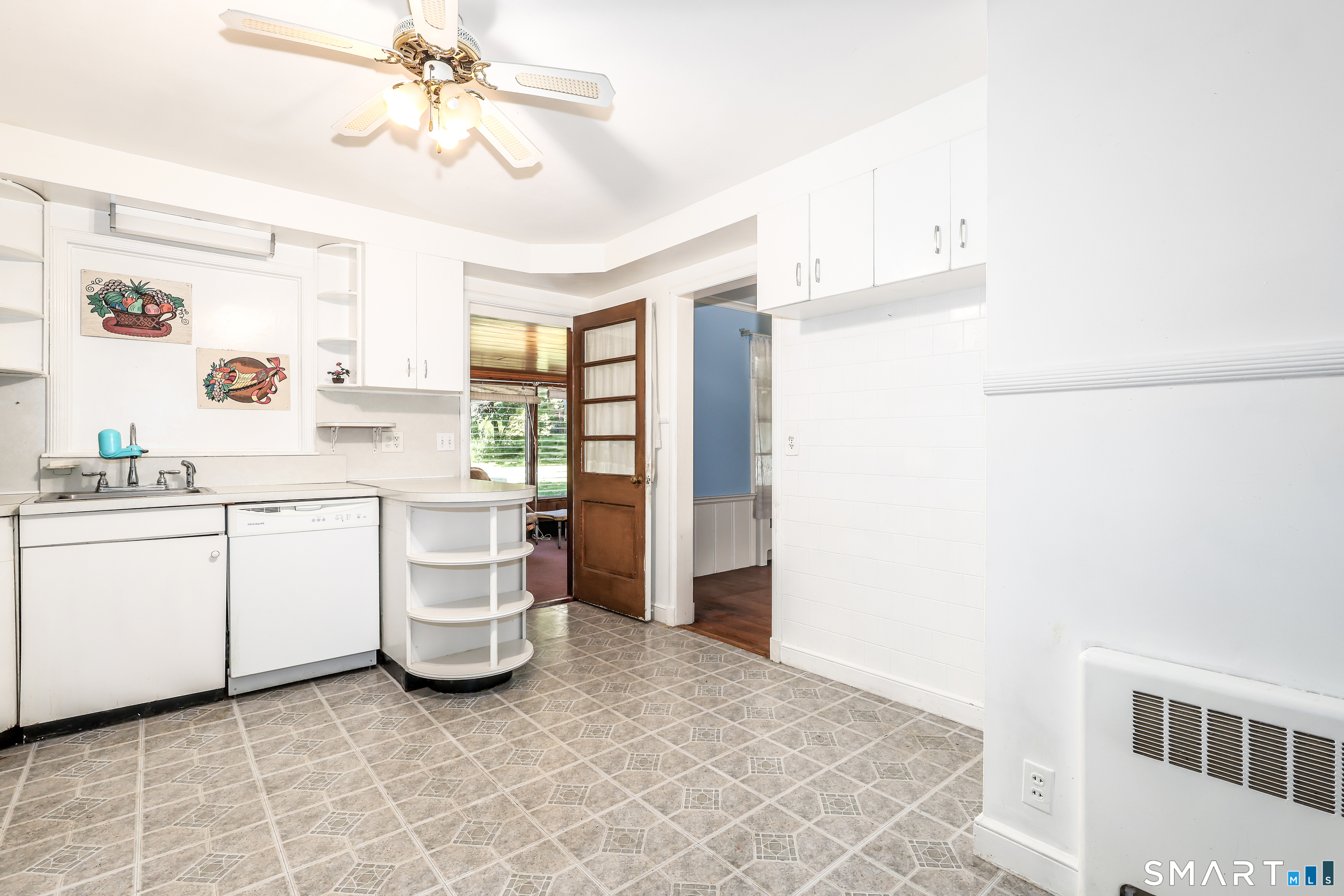 124 Chestnut Hill Road Trumbull, CT 06611 - Photo 4 of 38 Gallery Image 4