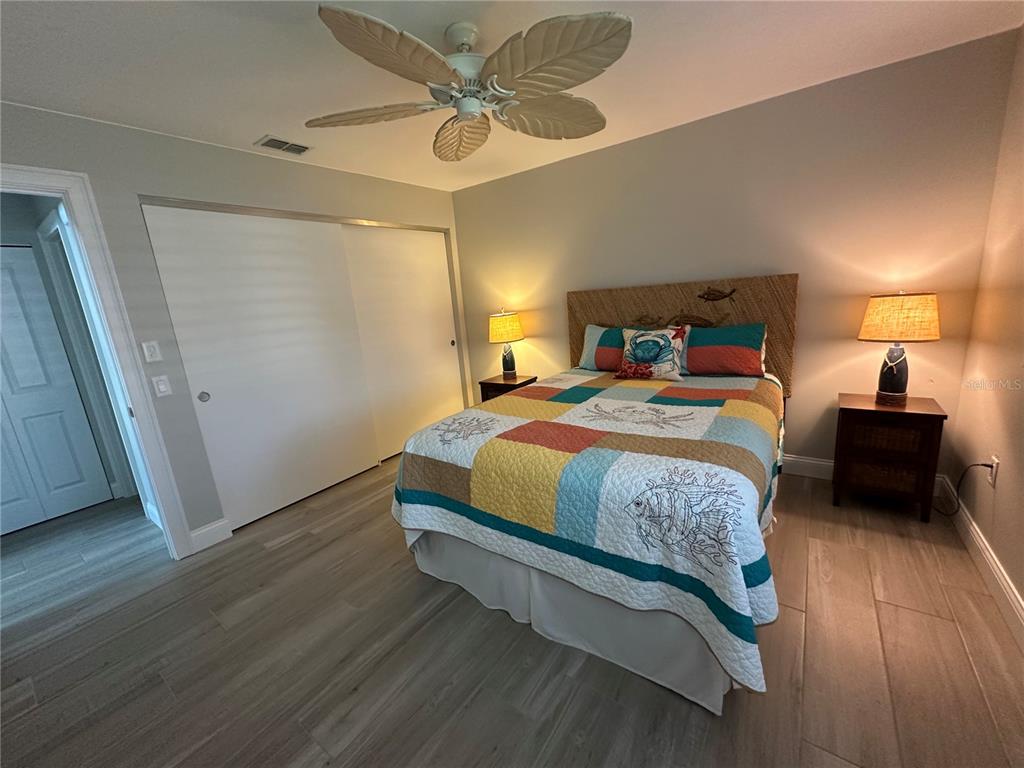 195 Inlets Boulevard, Unit 195 Nokomis, FL 34275 - Photo 34 of 48 a bedroom with a bed and a lamp on the dresser