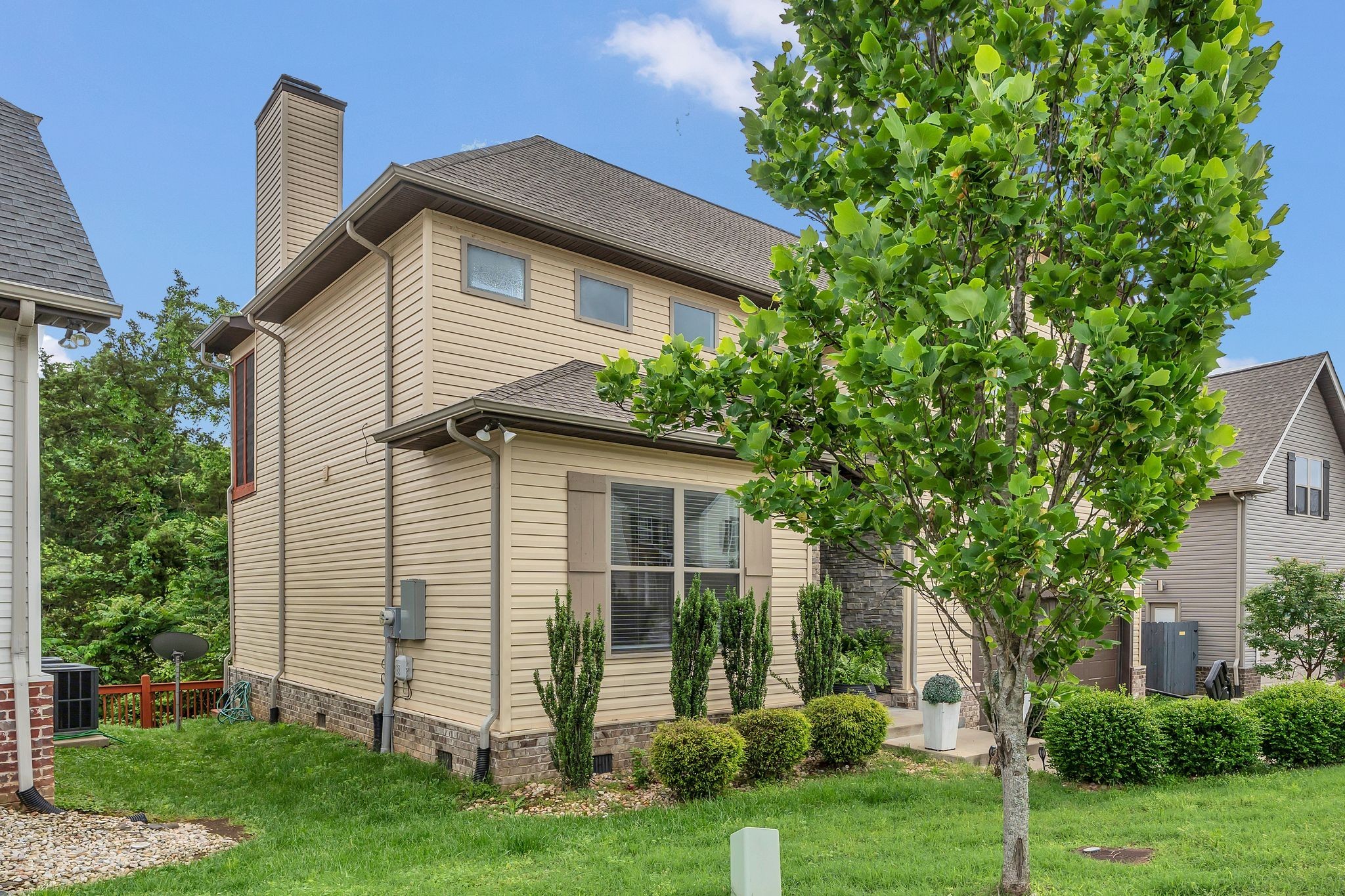 1708 Comanche Run Madison, TN 37115 - Photo 3 of 36 a front view of house with a garden
