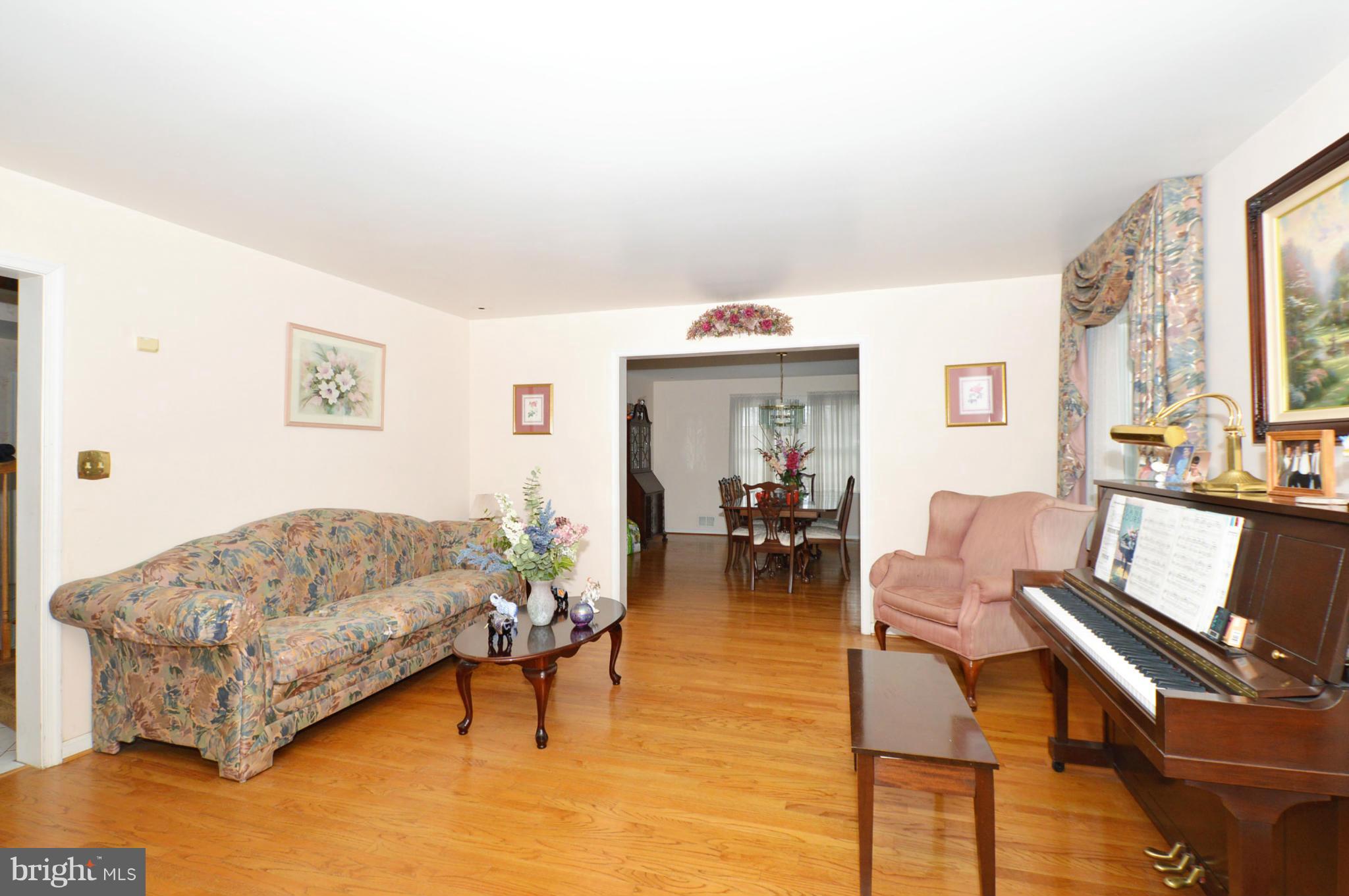 14214 Robcaste Road Phoenix, MD 21131 - Photo 3 of 30 Living Room