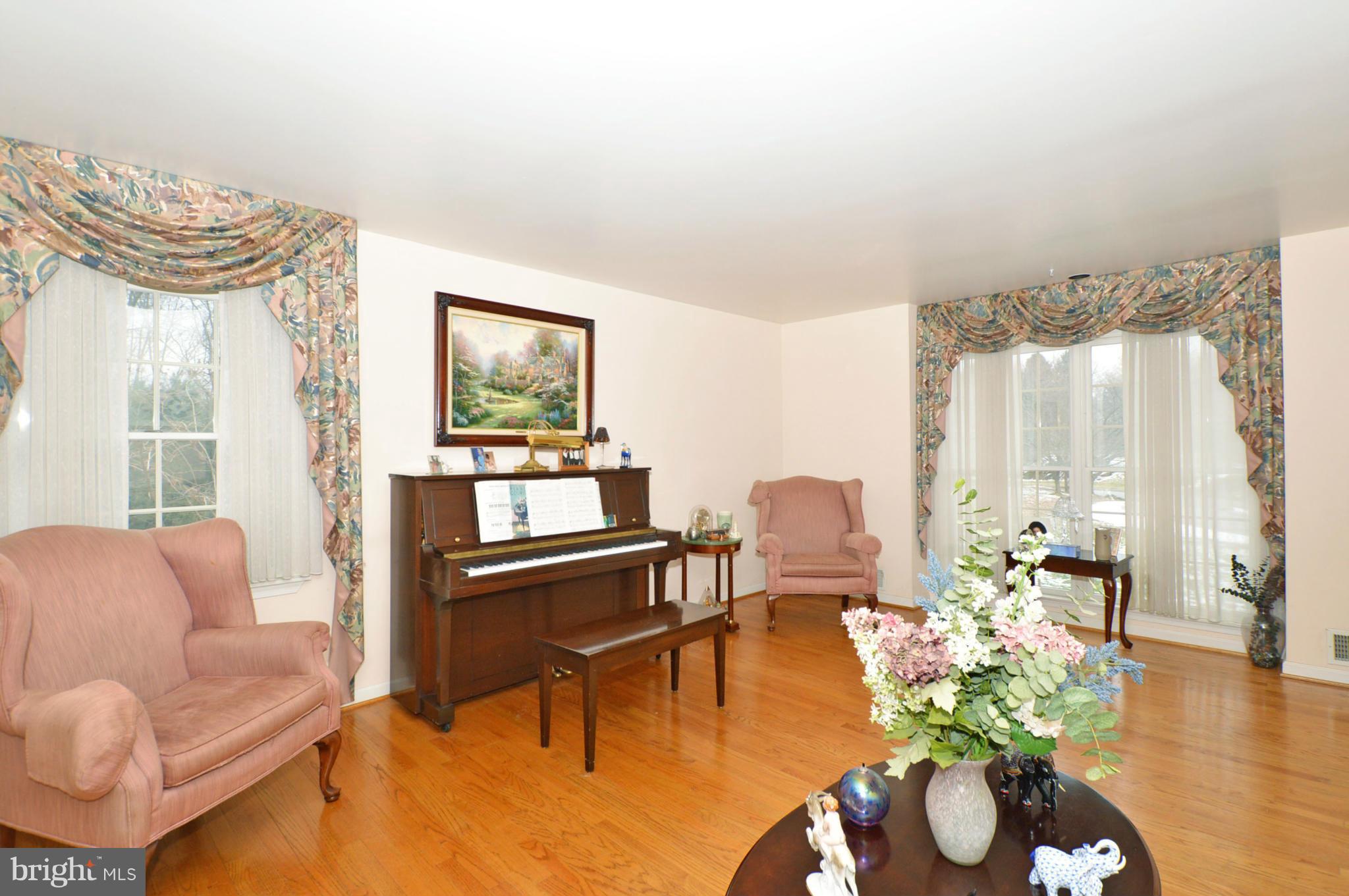 14214 Robcaste Road Phoenix, MD 21131 - Photo 4 of 30 Living Room