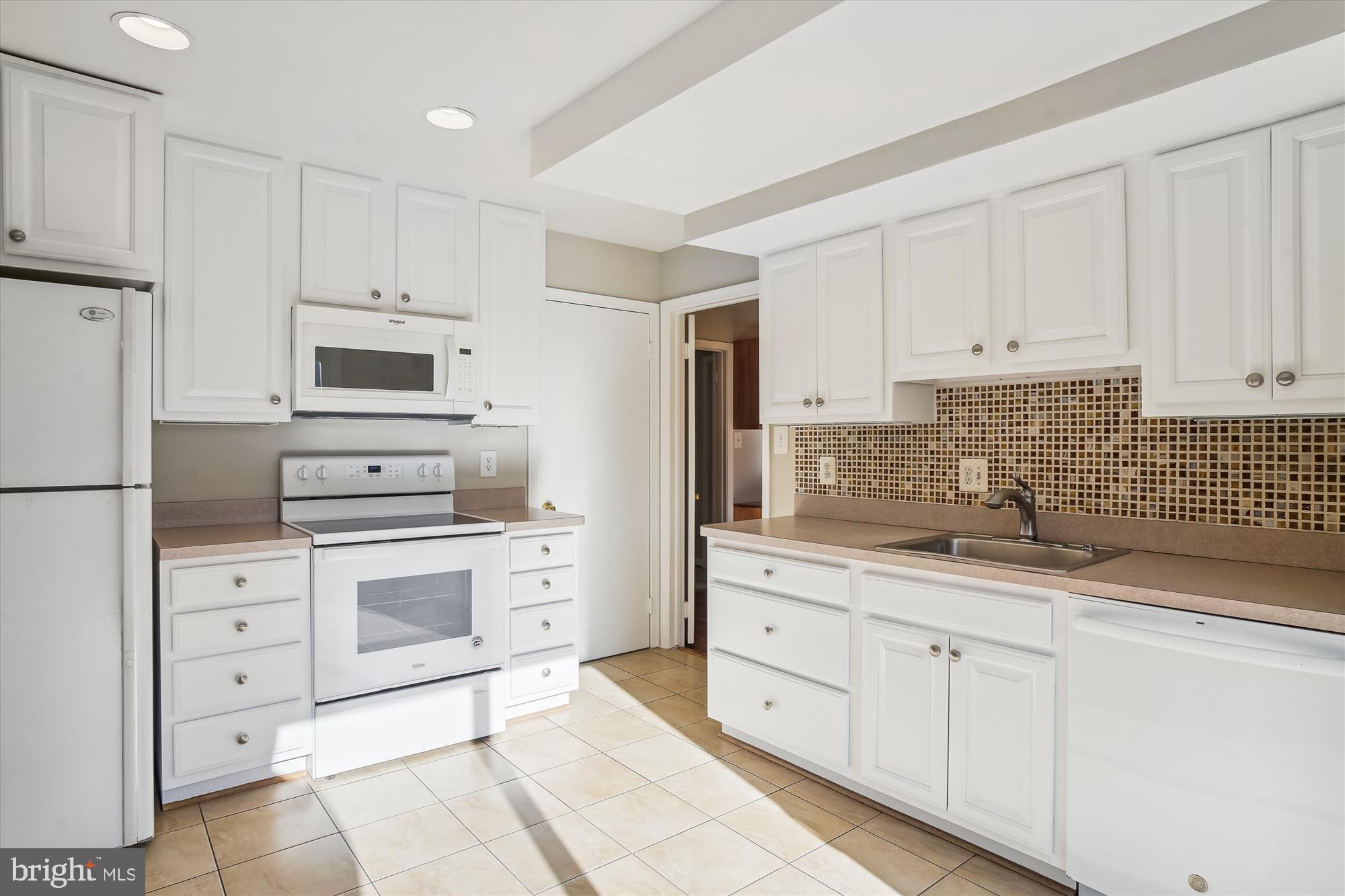 12243 St James Road Potomac, MD 20854 - Photo 12 of 68 Kitchen