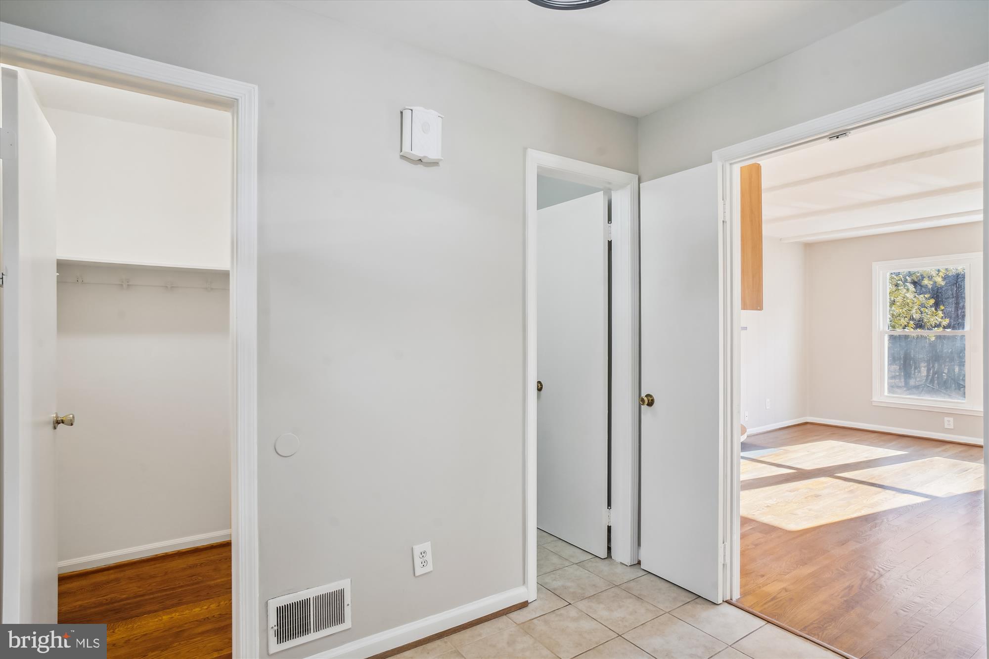12243 St James Road Potomac, MD 20854 - Photo 5 of 68 Entry