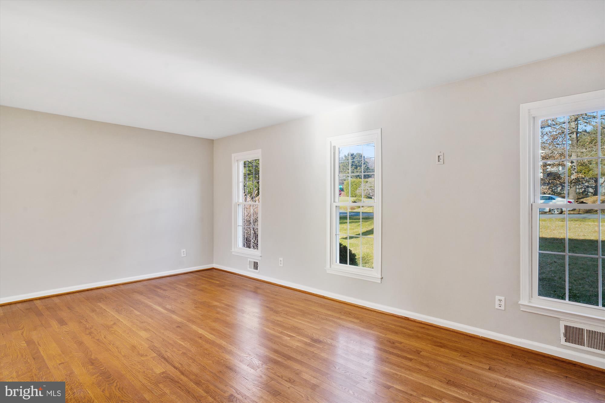 12243 St James Road Potomac, MD 20854 - Photo 7 of 68 Living Room