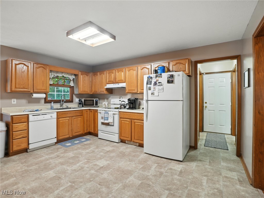 13670 Ravenna Road Chardon, OH 44024 - Photo 10 of 37 Open Country kitchen.