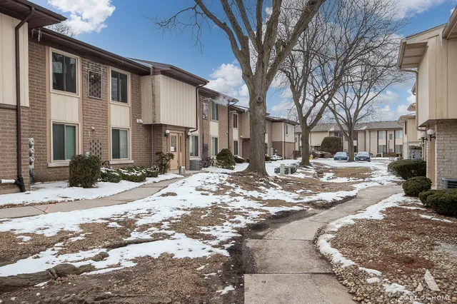 $289,900 | 15713 Orlan Brook Drive, Unit 100, Orland Park, IL 60462