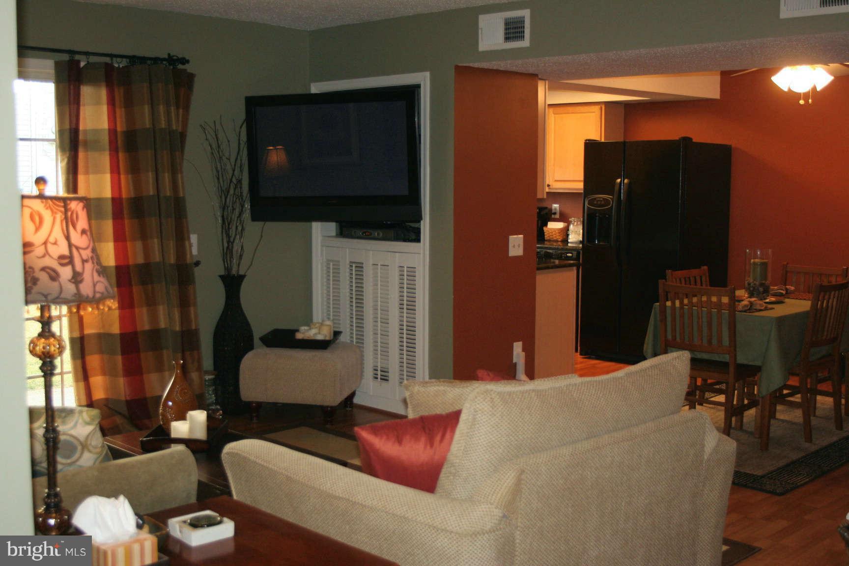 112 Fort Evans Road Southeast, Unit B Leesburg, VA 20175 - Photo 13 of 17 Living Room