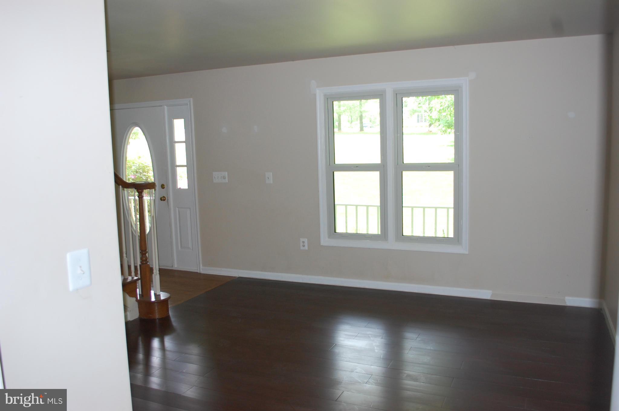 3803 Russell Road Woodbridge, VA 22192 - Photo 7 of 30 Living Room