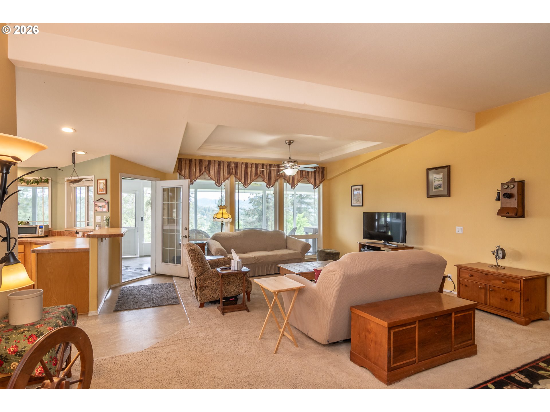 562 Valley Road Roseburg, OR 97471 - Photo 6 of 48 Family Room