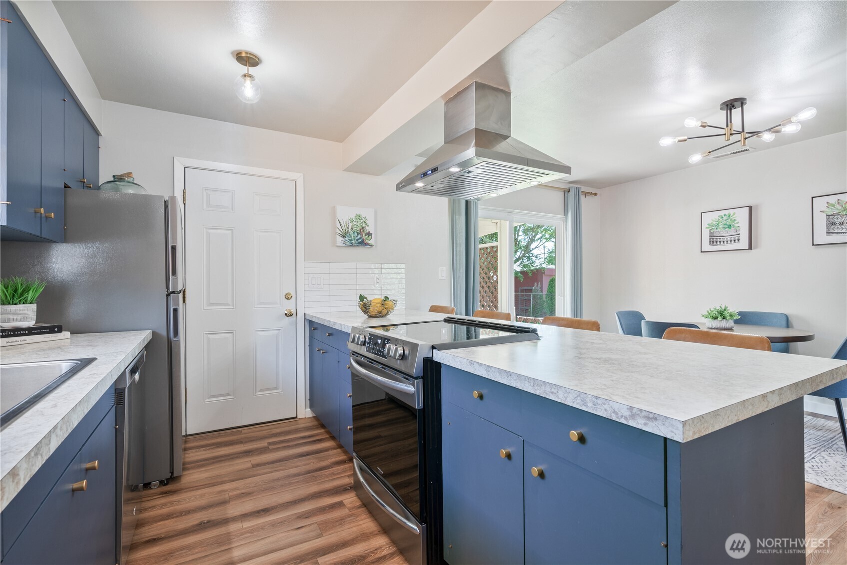 2943 Magnolia Street Longview, WA 98632 - Photo 11 of 36 a kitchen with a sink and a stove top oven