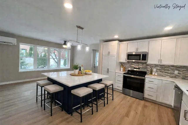 $425,000 | 5 East Spyglass Court, Madison, WI 53717