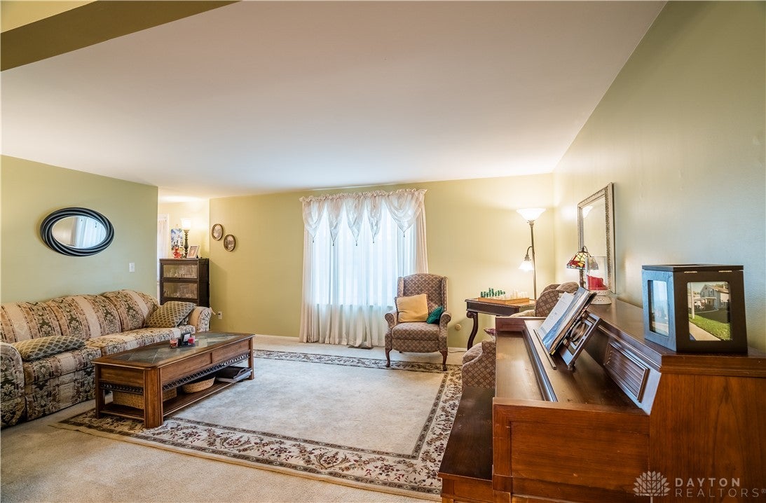 6357 North Union Road Clayton, OH 45315 - Photo 10 of 34 Living room