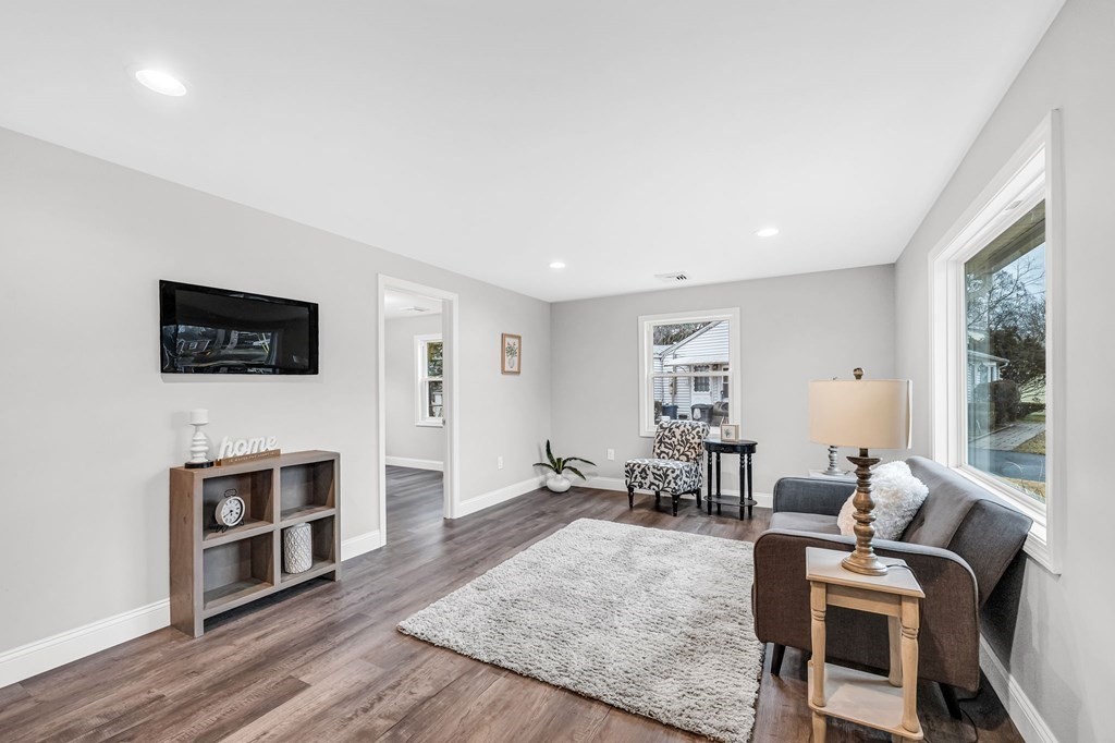 70 Kirk Drive Springfield, MA 01109 - Photo 4 of 28 Gallery Image 4