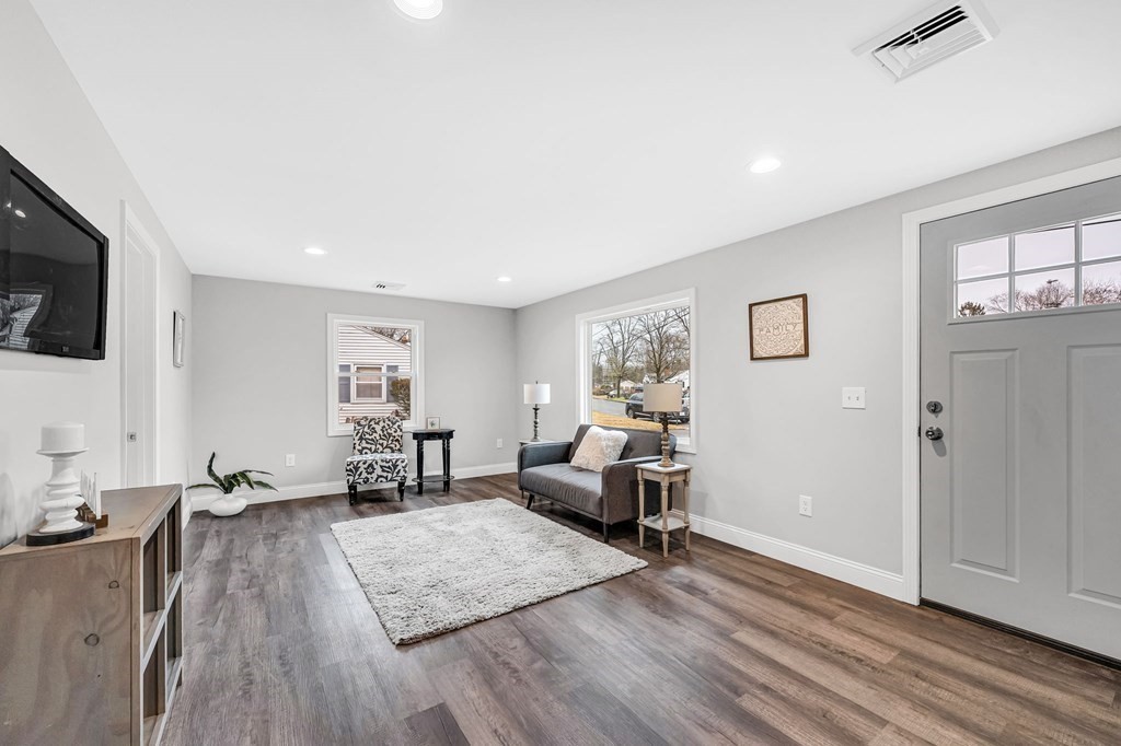70 Kirk Drive Springfield, MA 01109 - Photo 6 of 28 Gallery Image 6