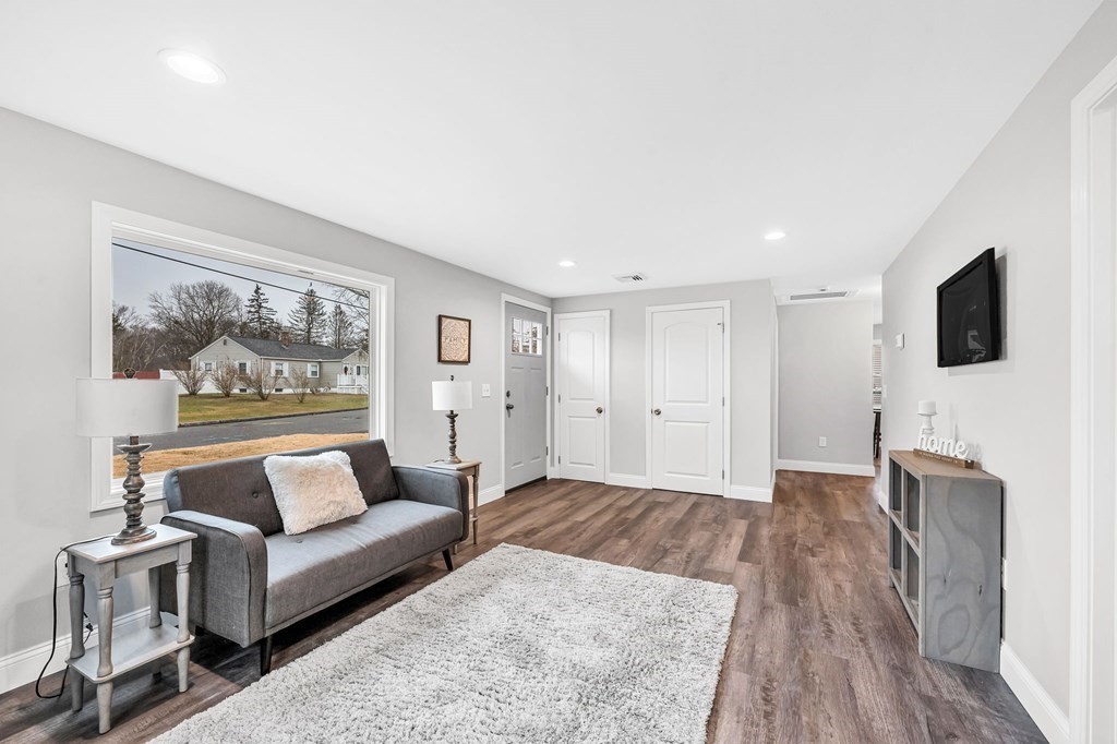 70 Kirk Drive Springfield, MA 01109 - Photo 8 of 28 Gallery Image 8