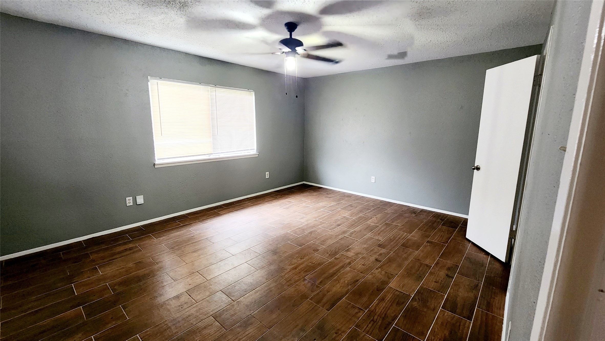 24119 Anchor Ranch Drive Hockley, TX 77447 - Photo 7 of 11 an empty room with a window and a ceiling fan