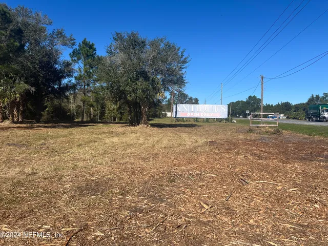 a view of a yard with a tree