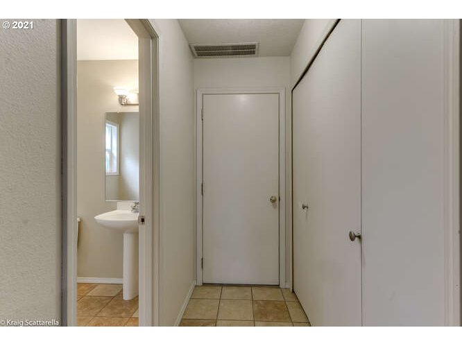 3817 Southwest Pasadena Street Portland, OR 97219 - Photo 14 of 32 Gallery Image 14