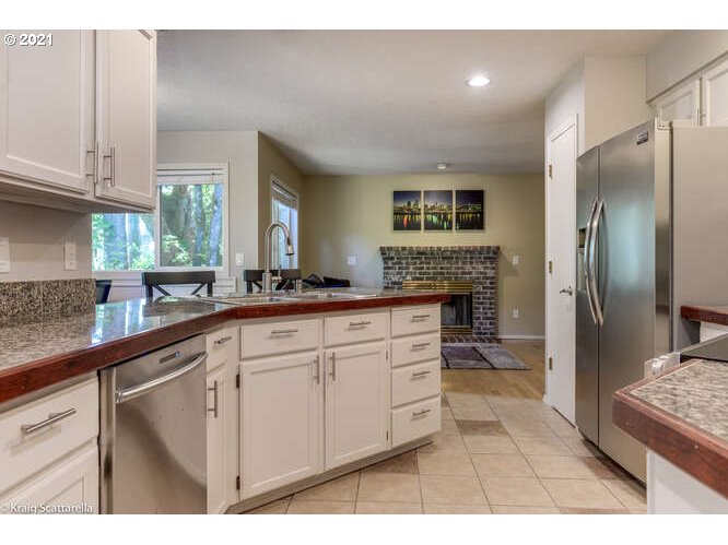 3817 Southwest Pasadena Street Portland, OR 97219 - Photo 7 of 32 Gallery Image 7