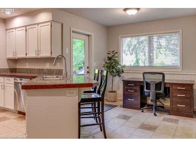 3817 Southwest Pasadena Street Portland, OR 97219 - Photo 9 of 32 Gallery Image 9