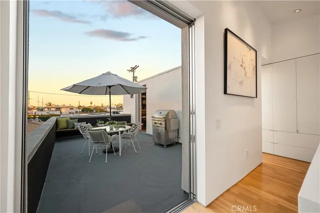 $1,750,000 | 34 South Venice Boulevard, Unit 2, Venice, CA 90291