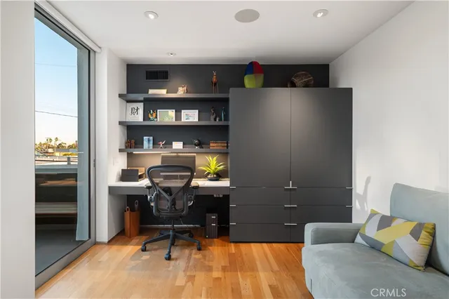 $1,750,000 | 34 South Venice Boulevard, Unit 2, Venice, CA 90291