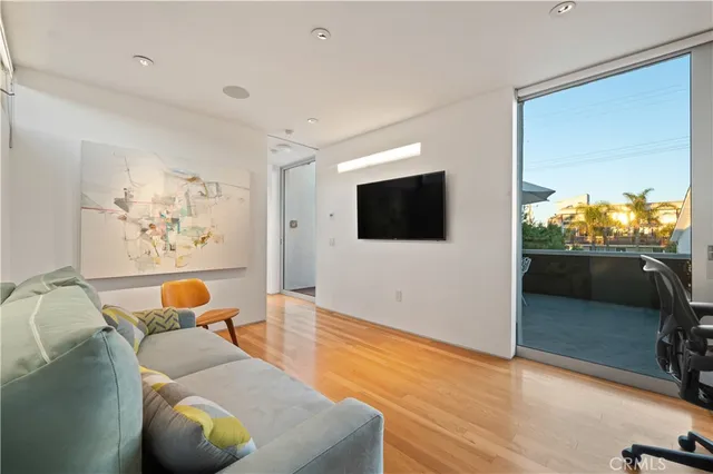 $1,750,000 | 34 South Venice Boulevard, Unit 2, Venice, CA 90291