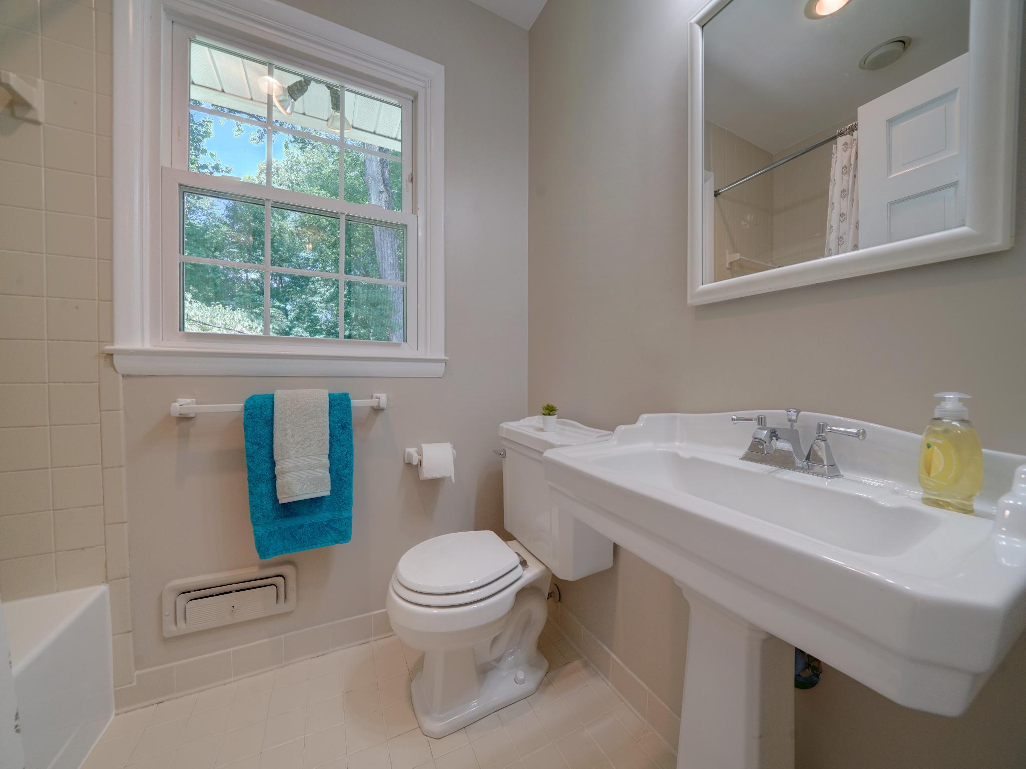 5062 Durham Road West Columbia, MD 21044 - Photo 24 of 40 Upstairs hall bath, tub/shower combo, room to exp